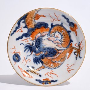A Chinese Imari-style covered cup and saucer with dragons, Kangxi — 照片 3