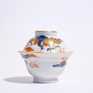 A Chinese Imari-style covered cup and saucer with dragons, Kangxi — 照片 7