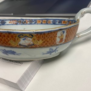 A Chinese Imari-style 'Dames au Parasol' sauceboat after Cornelis Pronk, Qianlong — photo 13