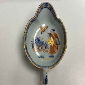 A Chinese Imari-style 'Dames au Parasol' sauceboat after Cornelis Pronk, Qianlong — photo 9