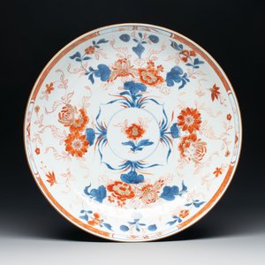 A Chinese Imari-style dish with floral design, Kangxi — photo 1