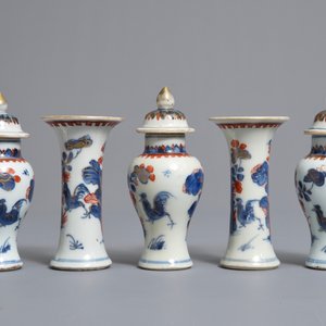 A Chinese Imari style five-piece miniature garniture with floral design, Kangxi — 照片 3