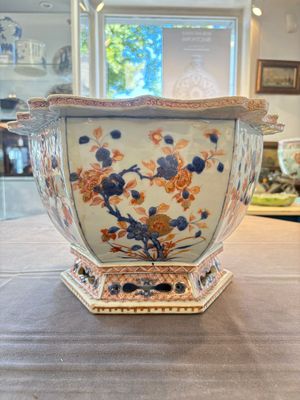 A Chinese Imari-style hexagonal jardinière with floral design, Qianlong — 照片 1