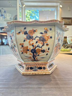 A Chinese Imari-style hexagonal jardinière with floral design, Qianlong — 照片 3