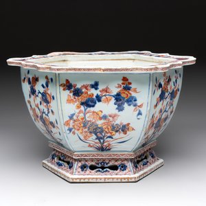 A Chinese Imari-style hexagonal jardinière with floral design, Qianlong — 照片 1