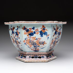 A Chinese Imari-style hexagonal jardinière with floral design, Qianlong — 照片 2