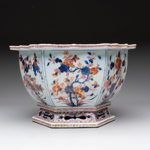 A Chinese Imari-style hexagonal jardinière with floral design, Qianlong — 照片 3