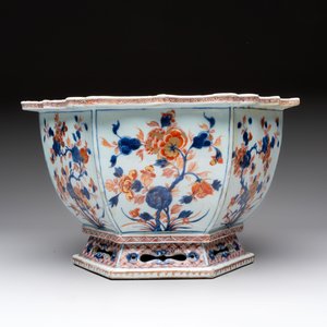 A Chinese Imari-style hexagonal jardinière with floral design, Qianlong — 照片 4