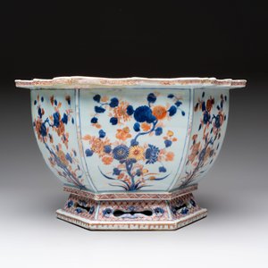 A Chinese Imari-style hexagonal jardinière with floral design, Qianlong — 照片 6