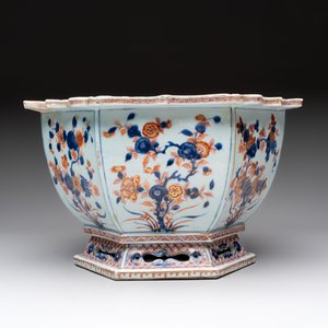 A Chinese Imari-style hexagonal jardinière with floral design, Qianlong — 照片 7