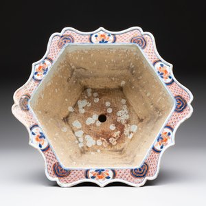 A Chinese Imari-style hexagonal jardinière with floral design, Qianlong — 照片 8