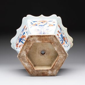 A Chinese Imari-style hexagonal jardinière with floral design, Qianlong — 照片 9
