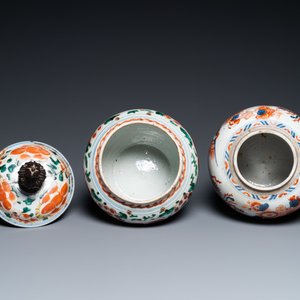 A Chinese Imari-style jar and a wucai bowl and cover, Kangxi and Transitional period — photo 5
