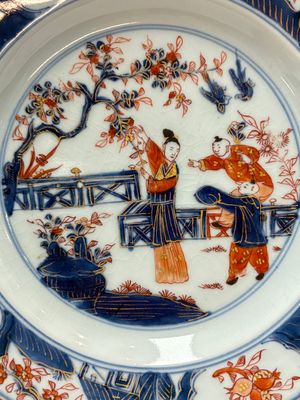 A Chinese Imari-style 'Lady and Boys' plate and a famille verte 'Lotus' plate, Kangxi/Yongzheng — photo 2