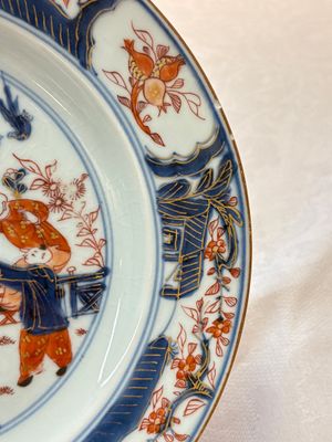 A Chinese Imari-style 'Lady and Boys' plate and a famille verte 'Lotus' plate, Kangxi/Yongzheng — photo 3