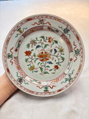 A Chinese Imari-style 'Lady and Boys' plate and a famille verte 'Lotus' plate, Kangxi/Yongzheng — photo 7