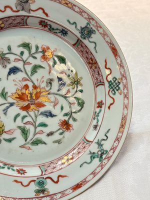 A Chinese Imari-style 'Lady and Boys' plate and a famille verte 'Lotus' plate, Kangxi/Yongzheng — photo 9