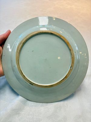 A Chinese Imari-style 'Lady and Boys' plate and a famille verte 'Lotus' plate, Kangxi/Yongzheng — photo 10