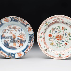 A Chinese Imari-style 'Lady and Boys' plate and a famille verte 'Lotus' plate, Kangxi/Yongzheng — photo 1