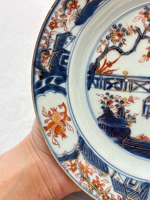 A Chinese Imari-style 'lady and boys' plate and a famille verte 'lotus' plate, Kangxi/Yongzheng — photo 4