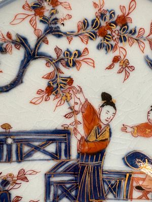 A Chinese Imari-style 'lady and boys' plate and a famille verte 'lotus' plate, Kangxi/Yongzheng — photo 5