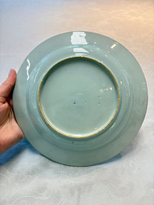 A Chinese Imari-style 'lady and boys' plate and a famille verte 'lotus' plate, Kangxi/Yongzheng — photo 6