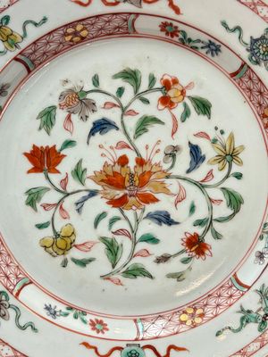 A Chinese Imari-style 'lady and boys' plate and a famille verte 'lotus' plate, Kangxi/Yongzheng — photo 8