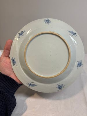 A Chinese Imari-style 'Parasol Ladies' plate after Cornelis Pronk, Qianlong — photo 13