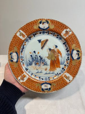 A Chinese Imari-style 'Parasol Ladies' plate after Cornelis Pronk, Qianlong — photo 2