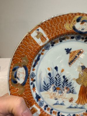A Chinese Imari-style 'Parasol Ladies' plate after Cornelis Pronk, Qianlong — photo 5