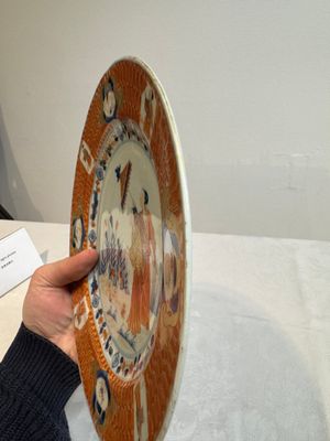 A Chinese Imari-style 'Parasol Ladies' plate after Cornelis Pronk, Qianlong — photo 10