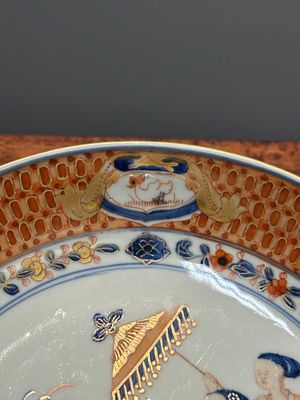 A Chinese Imari-style 'Parasol ladies' plate after Cornelis Pronk, Qianlong — photo 5