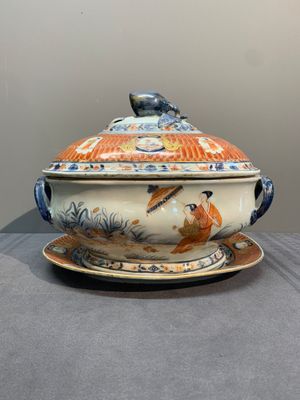 A Chinese Imari-style 'Parasol Ladies' tureen and stand after Cornelis Pronk, Qianlong, ca. 1740 — photo 1