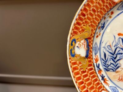 A Chinese Imari-style 'Parasol Ladies' tureen and stand after Cornelis Pronk, Qianlong, ca. 1740 — photo 11