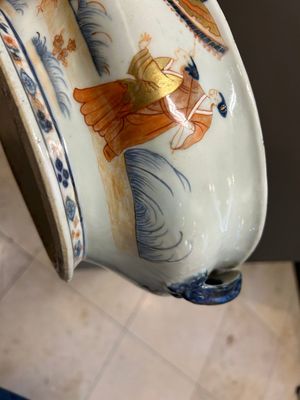 A Chinese Imari-style 'Parasol Ladies' tureen and stand after Cornelis Pronk, Qianlong, ca. 1740 — photo 18