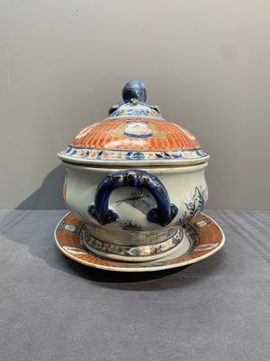 A Chinese Imari-style 'Parasol Ladies' tureen and stand after Cornelis Pronk, Qianlong, ca. 1740 — photo 2