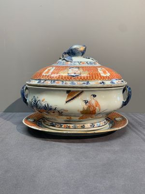 A Chinese Imari-style 'Parasol Ladies' tureen and stand after Cornelis Pronk, Qianlong, ca. 1740 — photo 3