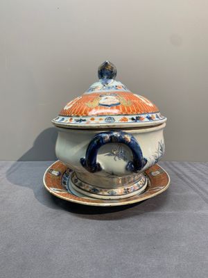 A Chinese Imari-style 'Parasol Ladies' tureen and stand after Cornelis Pronk, Qianlong, ca. 1740 — photo 4