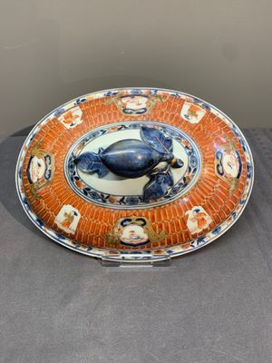 A Chinese Imari-style 'Parasol Ladies' tureen and stand after Cornelis Pronk, Qianlong, ca. 1740 — photo 5