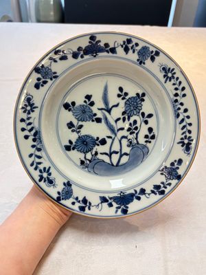 A Chinese Imari-style plate and a blue and white plate with floral design, Johanneum marks, ex-collection of August the Strong, Kangxi/Yongzheng — photo 1