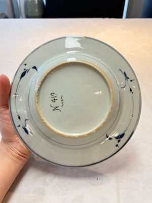 A Chinese Imari-style plate and a blue and white plate with floral design, Johanneum marks, ex-collection of August the Strong, Kangxi/Yongzheng — photo 2