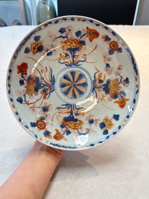 A Chinese Imari-style plate and a blue and white plate with floral design, Johanneum marks, ex-collection of August the Strong, Kangxi/Yongzheng — photo 3