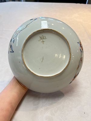 A Chinese Imari-style plate and a blue and white plate with floral design, Johanneum marks, ex-collection of August the Strong, Kangxi/Yongzheng — photo 4