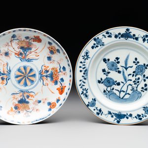 A Chinese Imari-style plate and a blue and white plate with floral design, Johanneum marks, ex-collection of August the Strong, Kangxi/Yongzheng — photo 1