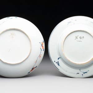 A Chinese Imari-style plate and a blue and white plate with floral design, Johanneum marks, ex-collection of August the Strong, Kangxi/Yongzheng — photo 2