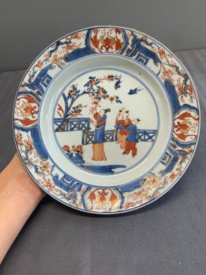 A Chinese Imari-style plate with figures in a garden, Kangxi/Yongzheng — photo 1