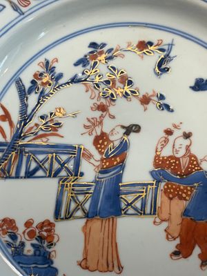 A Chinese Imari-style plate with figures in a garden, Kangxi/Yongzheng — photo 2