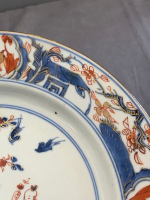 A Chinese Imari-style plate with figures in a garden, Kangxi/Yongzheng — photo 3