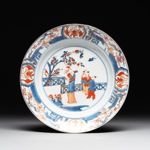 A Chinese Imari-style plate with figures in a garden, Kangxi/Yongzheng — photo 1