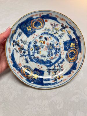 A Chinese Imari-style plate with landscape design, Johanneum mark, ex-collection of August the Strong, Kangxi — foto 1